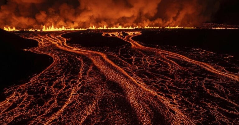 İzlanda’da 10 ayda 7’nci defa yanardağ patlaması
