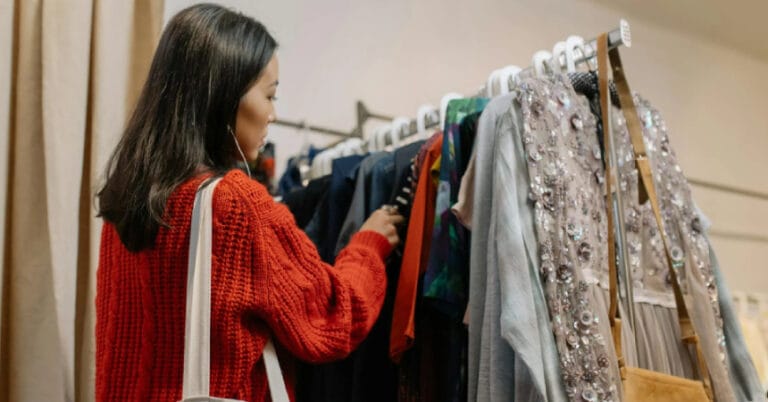 İkinci el kot pantolon ve tişört satın almak ne kadar su tasarrufu sağlıyor?