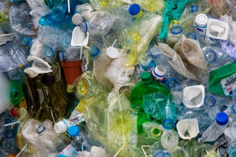 Plastik kirliliğini azaltma anlaşmasını sonuçlandırmak için görüşmeler başladı