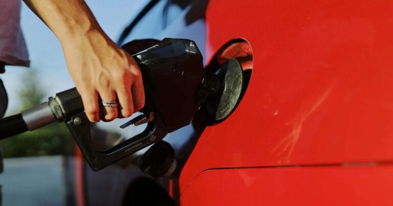 Fosil yakıtların hâkimiyeti sürüyor: Küresel emisyonlar rekor seviyeye yükseliyor