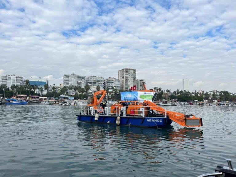 Mersin ve Akdeniz için tehlike çanları: Deniz kirliliği ve iklim değişikliğine karşı farkındalık çağrısı