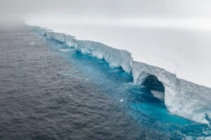 Dünyanın en büyük buz dağı A23a yeniden hareketleniyor