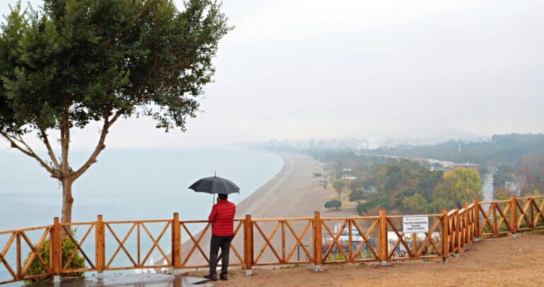 Sağanak yağmur ve kar yağışı uyarıları! Antalya’da sel riski