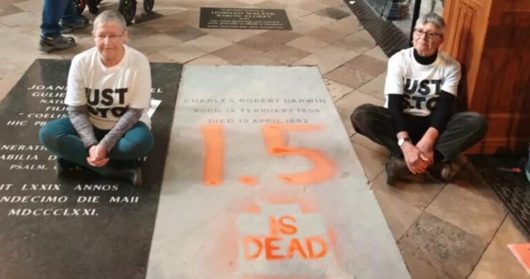 Just Stop Oil aktivistleri Charles Darwin’in mezarına tebeşir tozuyla ‘1,5 ölüm’ yazdı