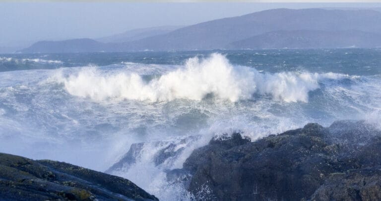 Éowyn fırtınası İngiltere ve İrlanda’yı vurdu: 1.000’den fazla uçuş iptal edildi