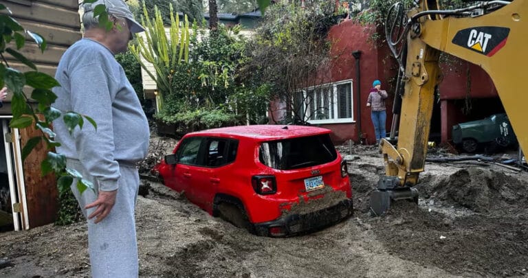 Orman yangınlarının vurduğu California’da bu sefer de fırtına sonrası yollar çamura battı