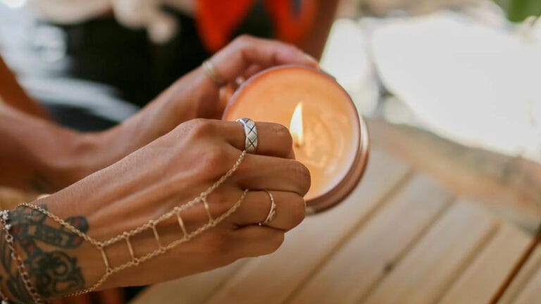 Kokulu mumlar, havayı neredeyse araba egzozu kadar kirletiyor