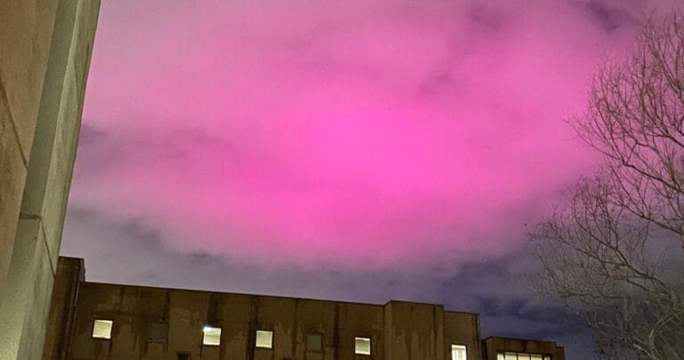 İstanbul’da gökyüzünde pembe bulut kümeleri görüldü