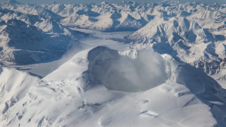 Alaska’da Mount Spurr Yanardağı alarm veriyor: Patlama yakın olabilir