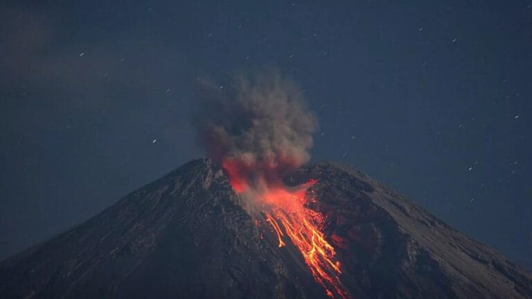 Filipinler’de yanardağ patladı: 54.000 kişi tahliye ediliyor