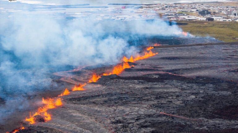 İzlanda’da yanardağ patlaması: Turistler ve bölge sakinleri tahliye edildi