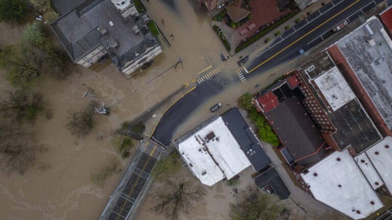 ABD’de bahar fırtınalarının yol açtığı sel felaketinde 21 kişi hayatını kaybetti! Zarar 90 milyar doları bulabilir