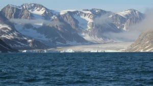Kuzey Kutbu’nda eriyen buzullar, tsunamileri tetikleyebilecek yeni kıyı şeritleri ortaya çıkarıyor