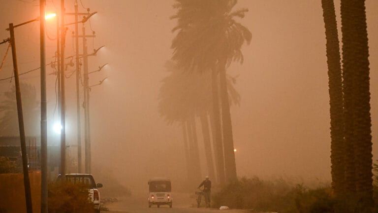 Irak’ta kum fırtınası binlerce kişide solunum sorununa neden oldu