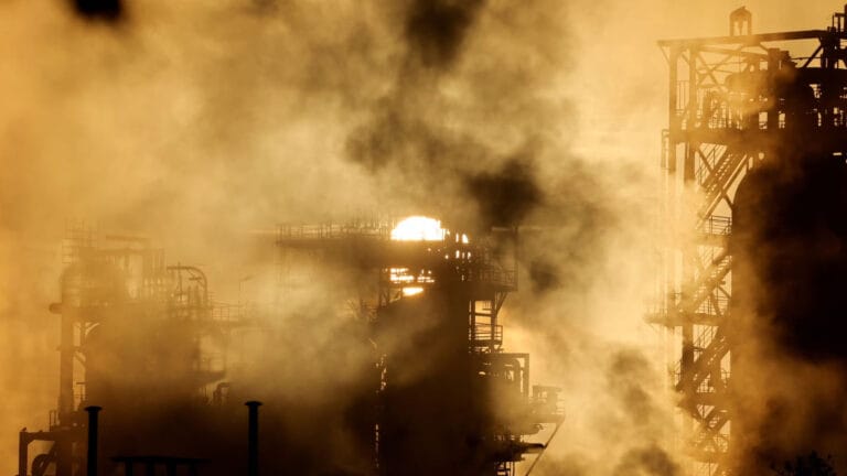 Avrupa’daki kamu işleri şirketleri, büyük petrol devlerini destekleyerek kirliliğe zemin hazırlıyor