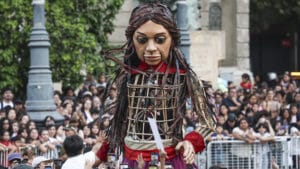 Dev kukla hayvanlar Afrika’dan Kuzey Kutbu’na: İklim krizi için duygusal yolculuk başladı