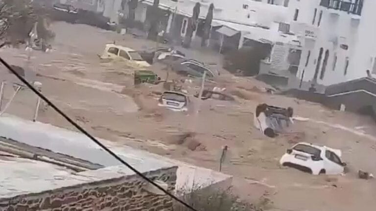 Yunan adalarında şiddetli fırtına: Okullar tatil edildi