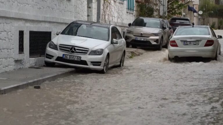 Sağanak yağmur etkisini sürdürüyor! Meteoroloji’den açıklama