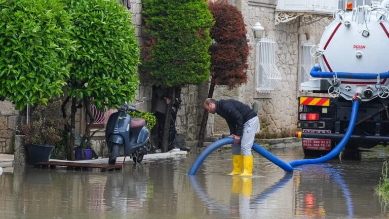 Türkiye sağanak yağmur etkisinde! Lodos ve çöl tozu da var
