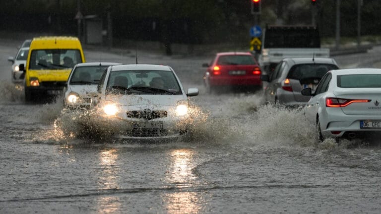 Kış geri geliyor! Sağanak ve kar alarmı… Sıcaklıklar 10 derece düşüyor