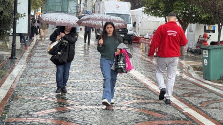 Türkiye sağanak etkisinde! Sıcaklıklar düşüyor! Çöl tozu var