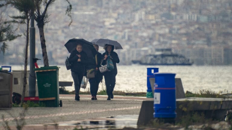 Türkiye sağanak yağmur altında! Rüzgar ve toz taşınımı da etkili