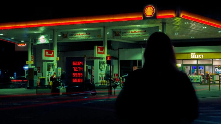 Shell kârını artırdı: İklim hedeflerinden vazgeçilmesine ise tepki var