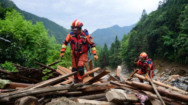 Asya ve Afrika’da şiddetli yağışlar, toprak kaymaları ve sellere sebep oldu