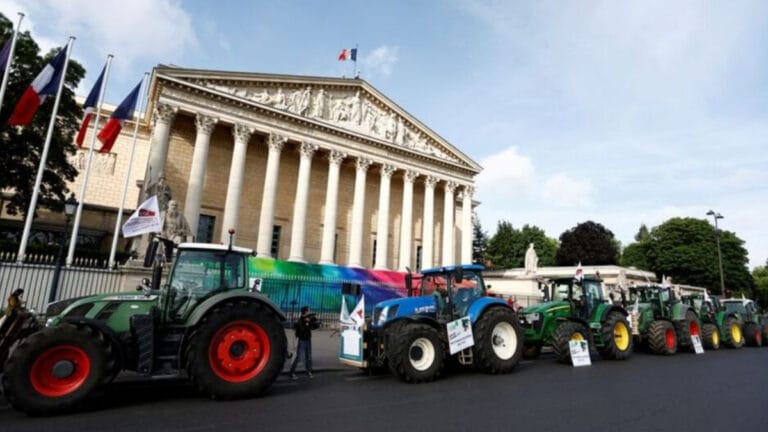 Fransız çiftçilerden Paris’te çevre düzenlemelerini gevşeten yasa tasarısına protesto