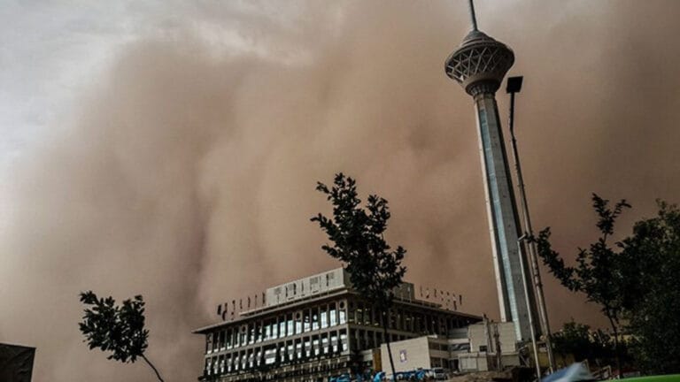 İran’da kum fırtınası 802 kişiyi hastanelik etti