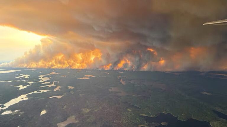 Kanada’nın Manitoba eyaletinde orman yangınları nedeniyle binlerce kişi tahliye ediliyor