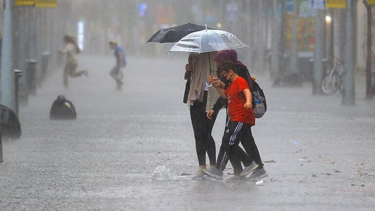 34 il için sarı kodlu uyarı! Sağanak yağmur, lodos ve toz taşınımı var