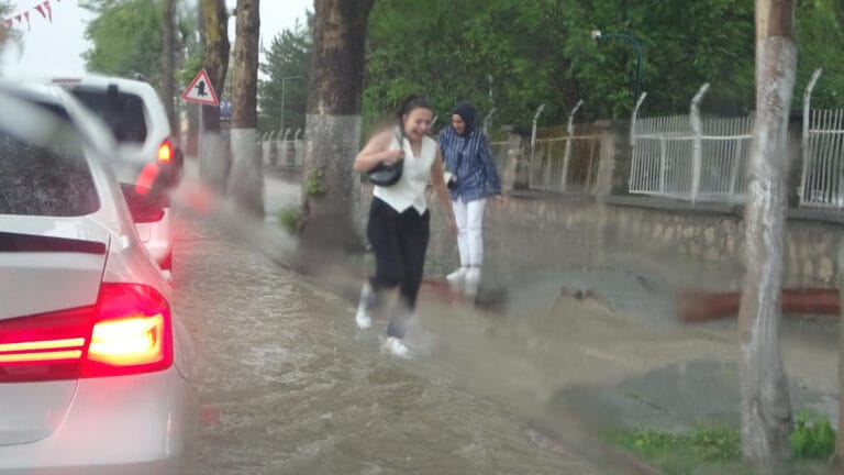 Meteoroloji’den gök gürültülü sağanak yağmur uyarısı