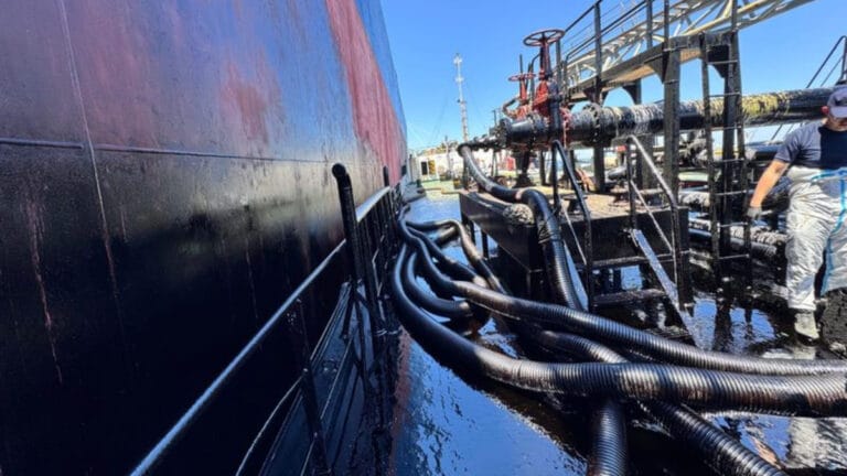 Bozcaada’da denizi kirleten gemiye 8.2 milyon lira ceza