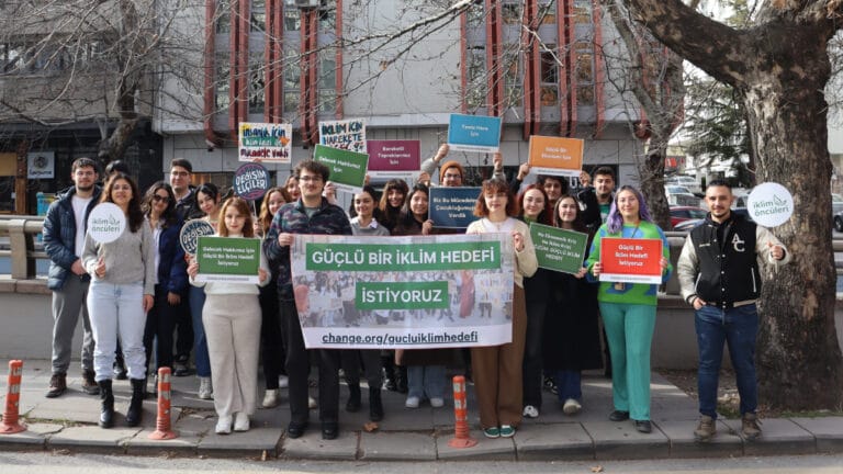 Gençlerden bakanlığa çağrı: Güçlü bir iklim hedefi gençlerin geleceği için bir taahhütnamedir