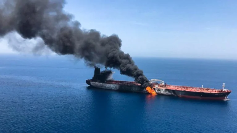 Hürmüz Boğazı’nda tanker kazası: Greenpeace’ten çevre felaketi uyarısı
