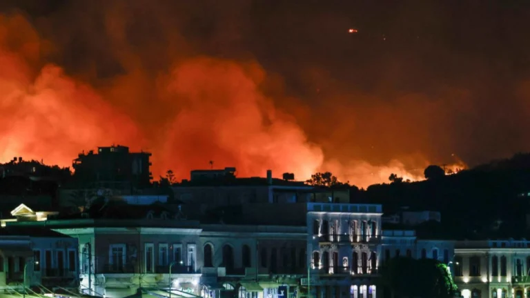 Yunanistan’ın Sakız Adası’nda orman yangınları nedeniyle olağanüstü hal ilan edildi