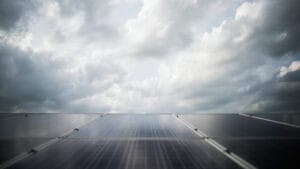 Yüzer güneş panelleri barajlardaki buharlaşma kayıplarını azaltabilir mi?