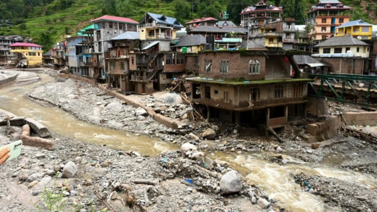 Hindistan’da ani sel ve heyelan: Onlarca can kaybından endişe ediliyor