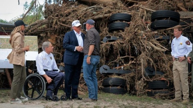 Trump Teksas’taki sel bölgesini ziyaret etti: Hükümetin müdahalesini savundu