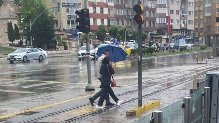 3 bölgede yağmur var! Sıcaklıklar mevsim normali üzerinde