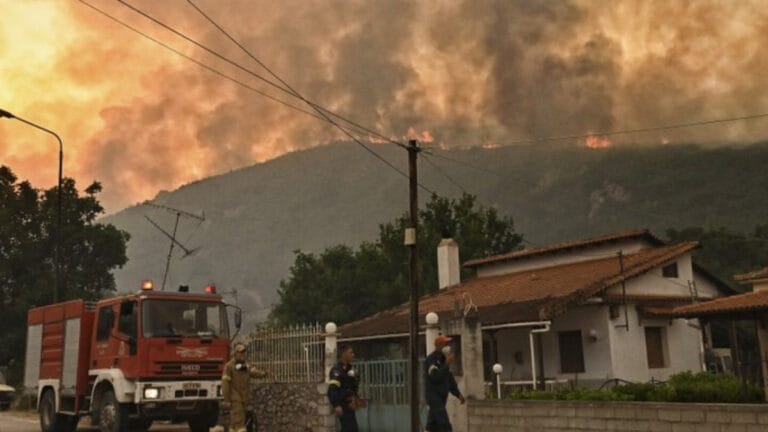 Arnavutluk ve Yunanistan’da orman yangınları: Binlerce kişi tahliye edildi