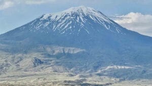 Ağrı Dağı’nın zirvesindeki buzullar eriyor