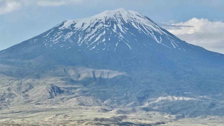 Ağrı Dağı’nın zirvesindeki buzullar eriyor