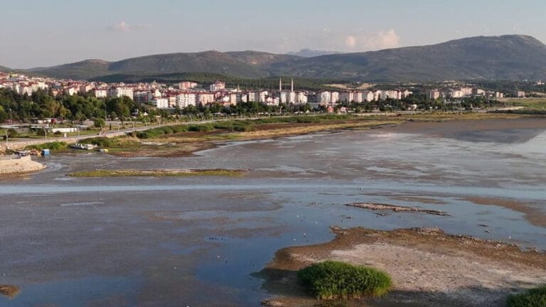 Beyşehir Gölü “öldü”! Su seviyesi 300 metre çekildi, balıkçılık bitti