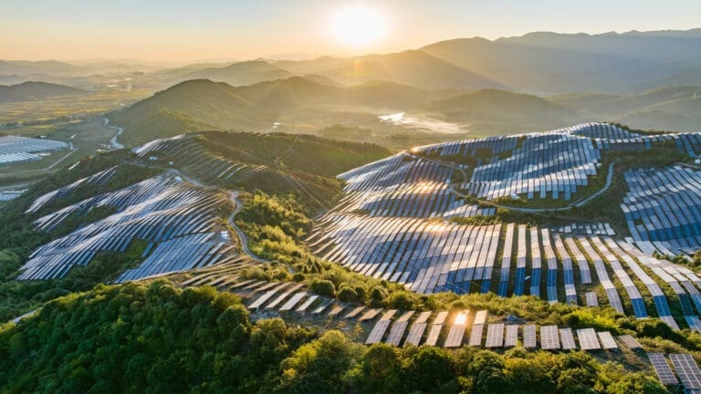 Çin, dünyanın en büyük güneş enerjisi santralini kuruyor: Emisyonlarda düşüş eğilimi başladı
