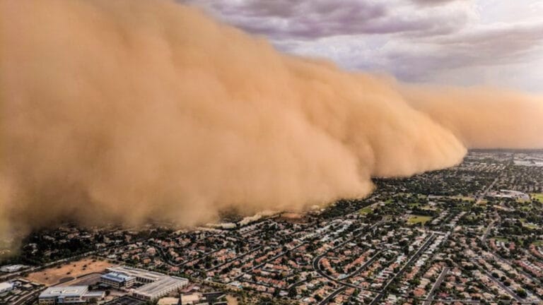 Devasa toz fırtınası Haboob, Phoenix’i karanlığa gömdü