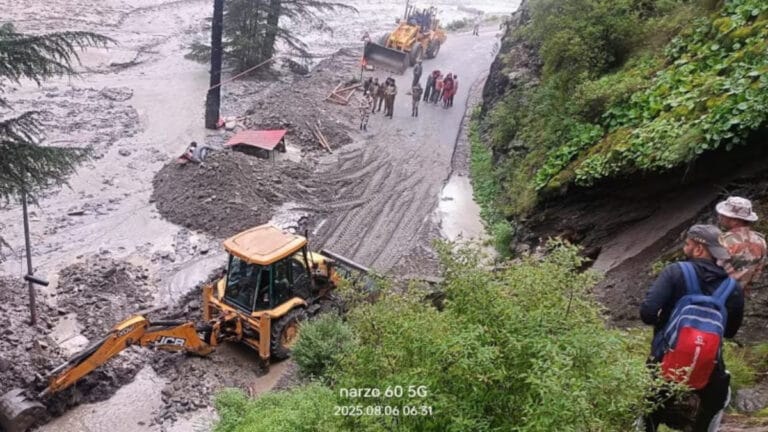 Hindistan’da selden mahsur kalanları kurtarma yarışı sürüyor