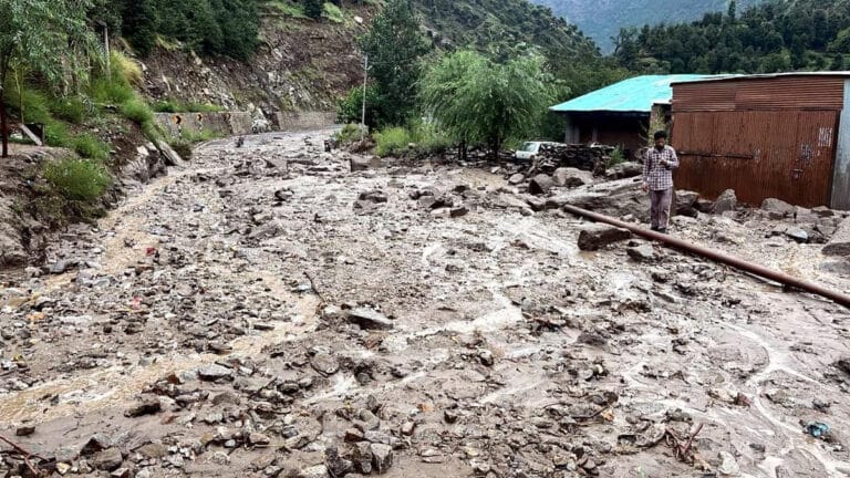 Güney Asya’da muson yağmurları ölümcül sellere neden oldu