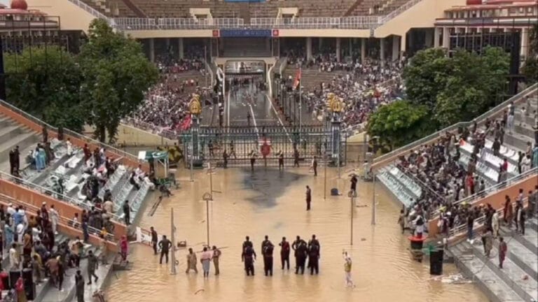 Pakistan’da on yılların en kötü selleri: 1 milyon kişi tahliye edildi